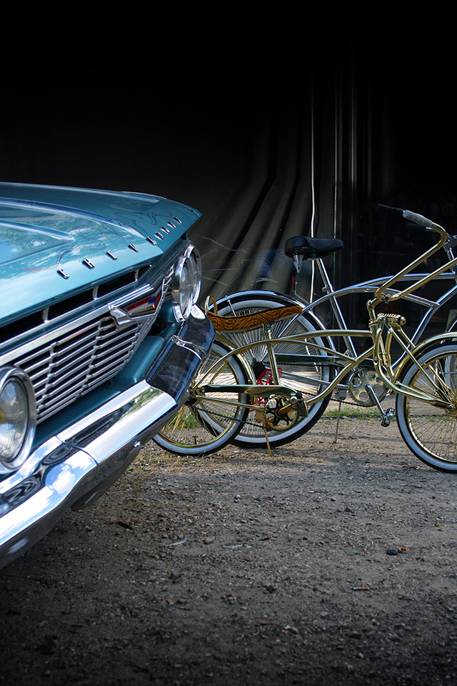 Com Apple Wallpaper Car And Bicycle Iphone4 - Iphone Bikes And Cars - HD Wallpaper 