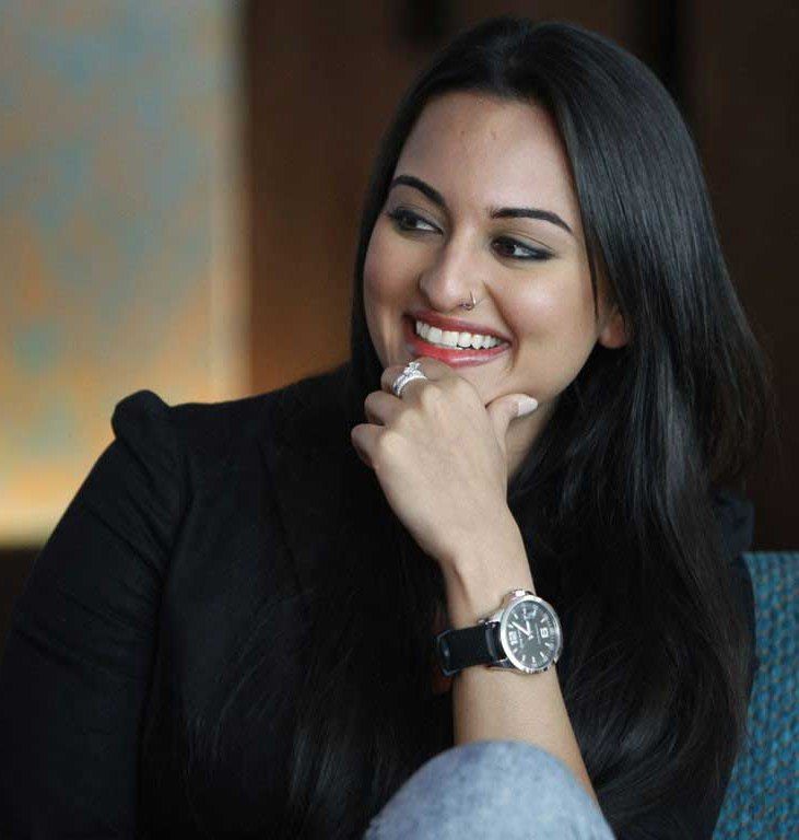 Sonakshi Sinha - HD Wallpaper 