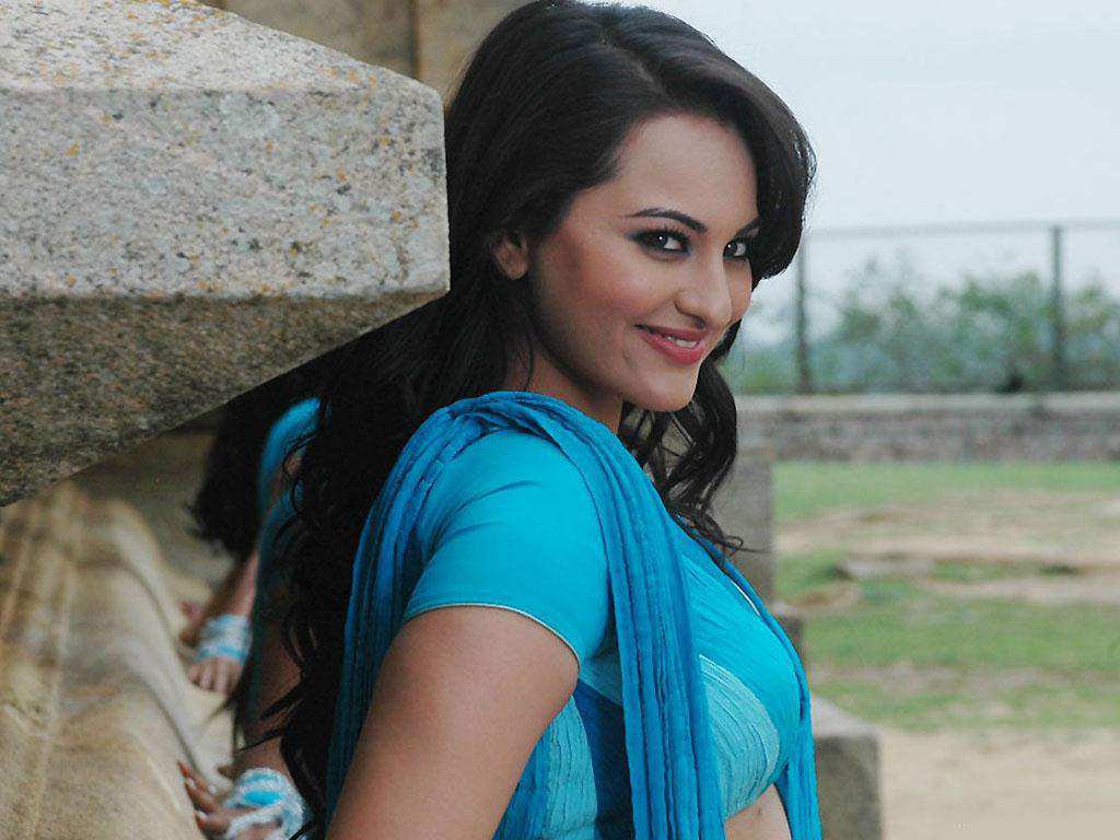 Rowdy Rathore Sonakshi Sinha - HD Wallpaper 