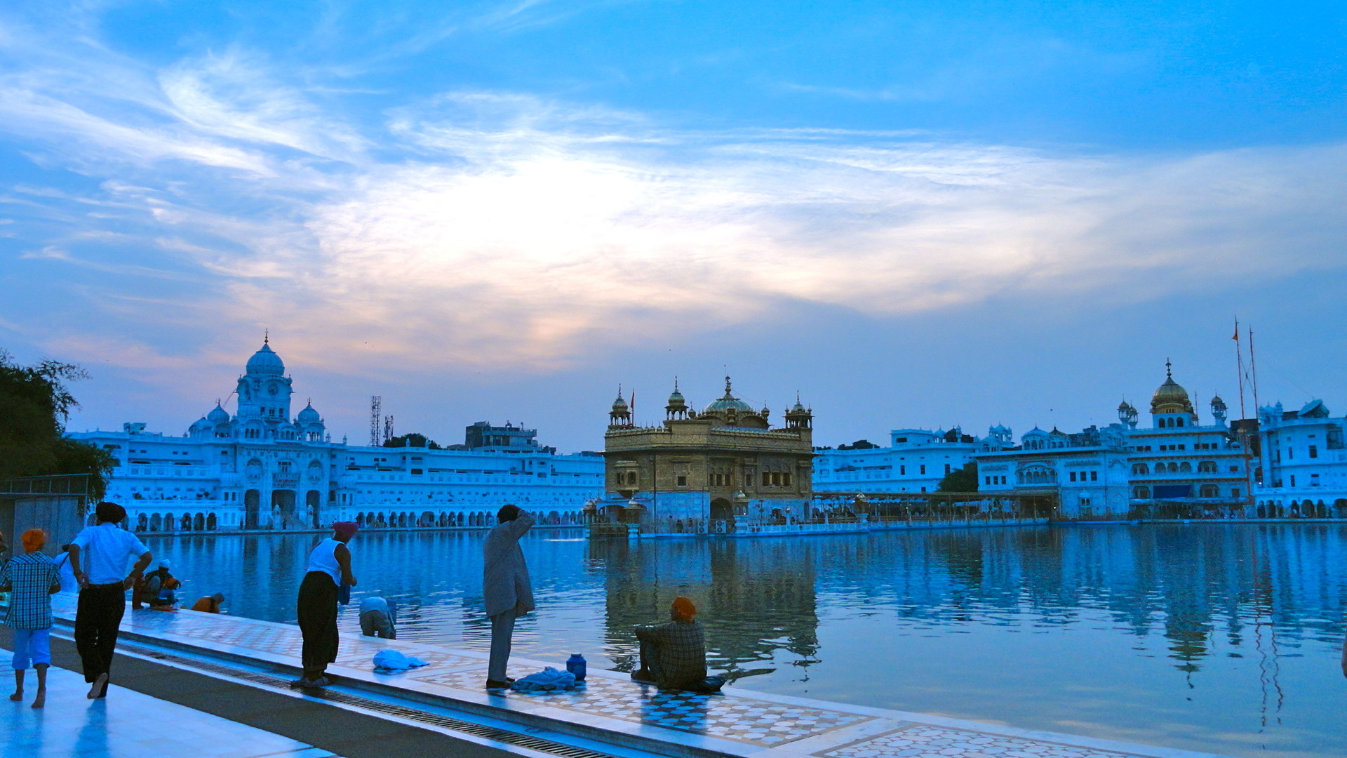 Guru Nanak Founded Sikhism In The 15th Century - Golden Temple - HD Wallpaper 
