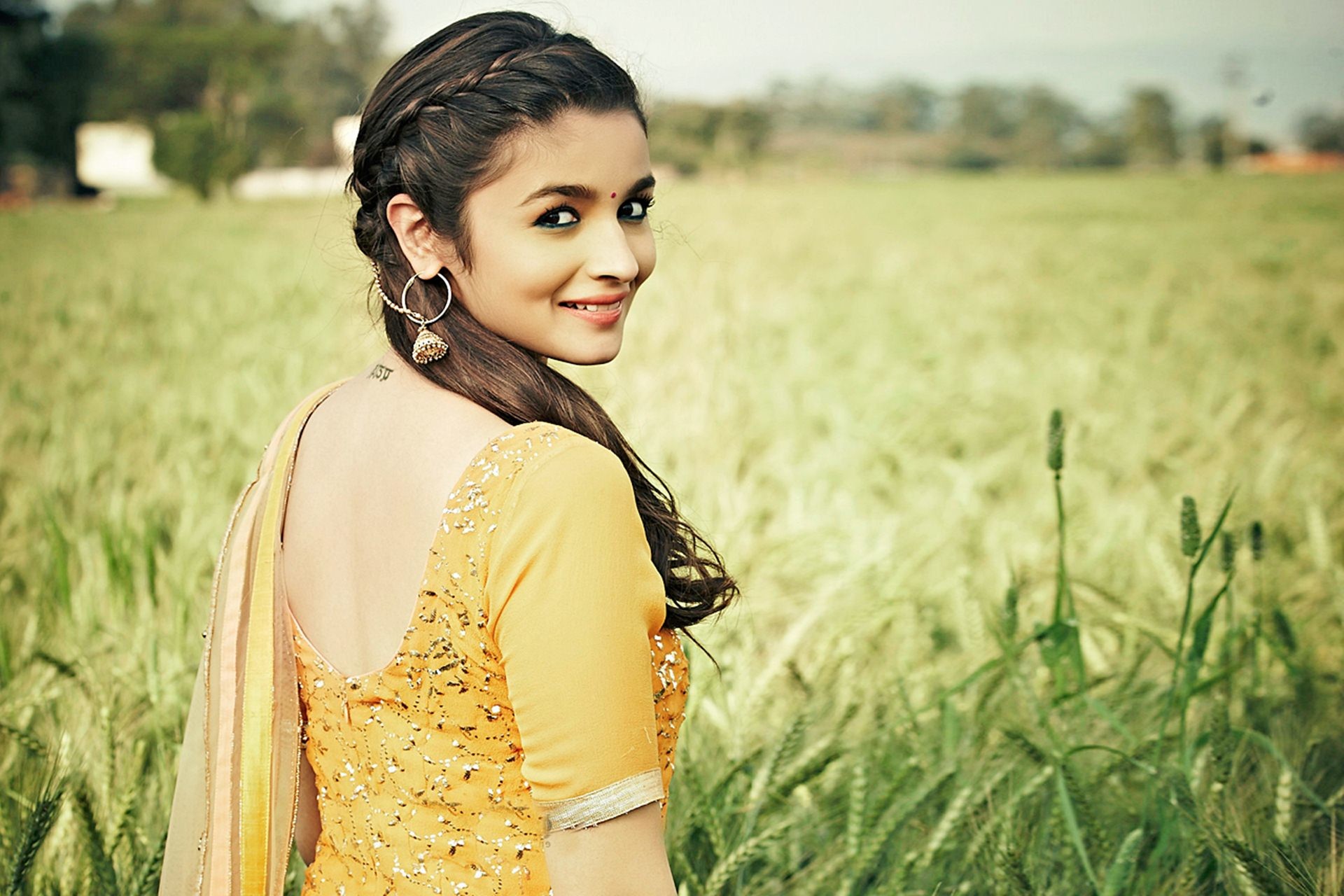 Indian Punjabi Girl Alia Bhatt Wallpaper 
 Data Src - Alia Bhatt Full Hd - HD Wallpaper 