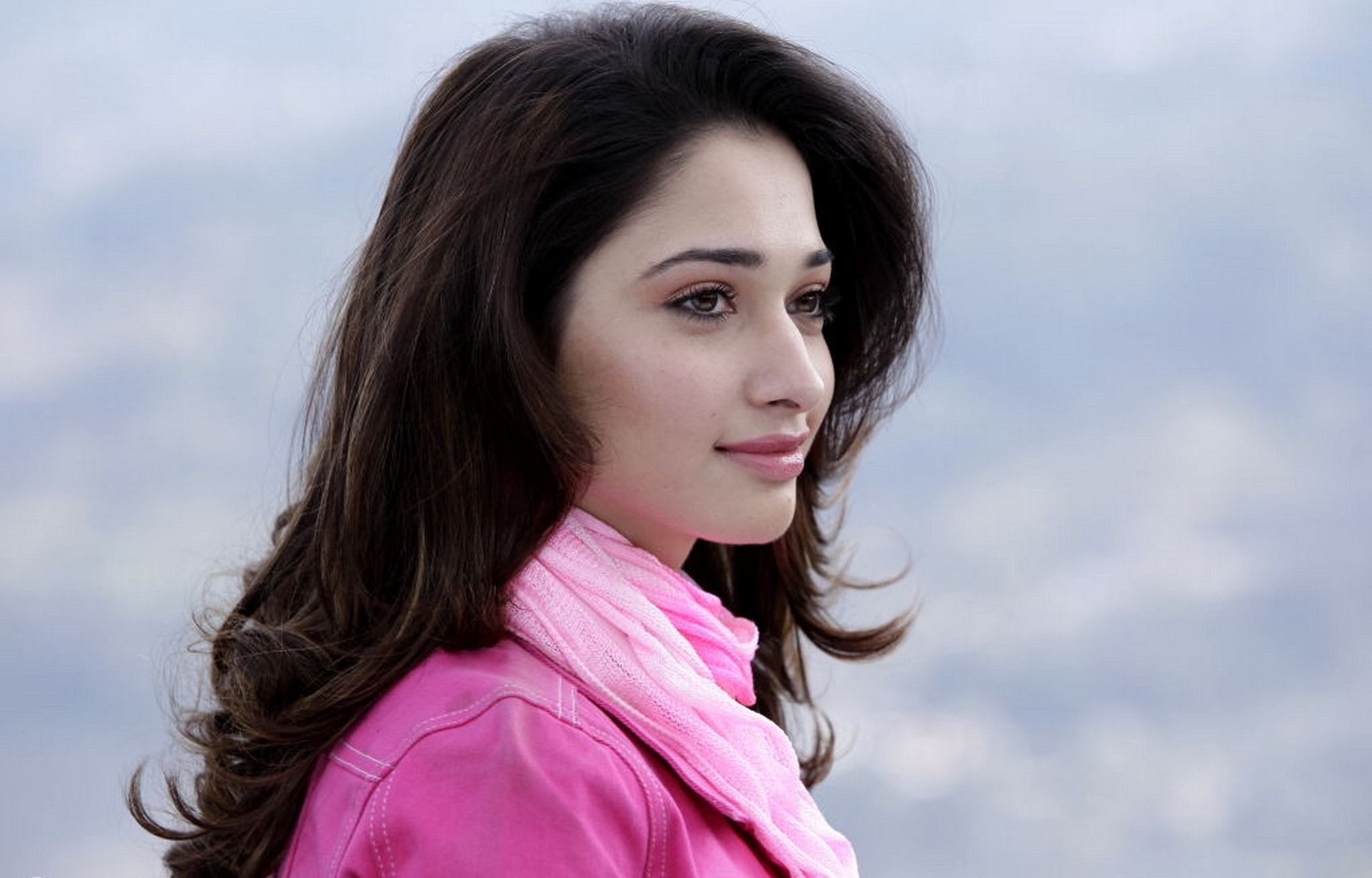Tamanna Bhatiya Hd Wallpapers Image Pics Free Download - New Photos Of Heroines - HD Wallpaper 
