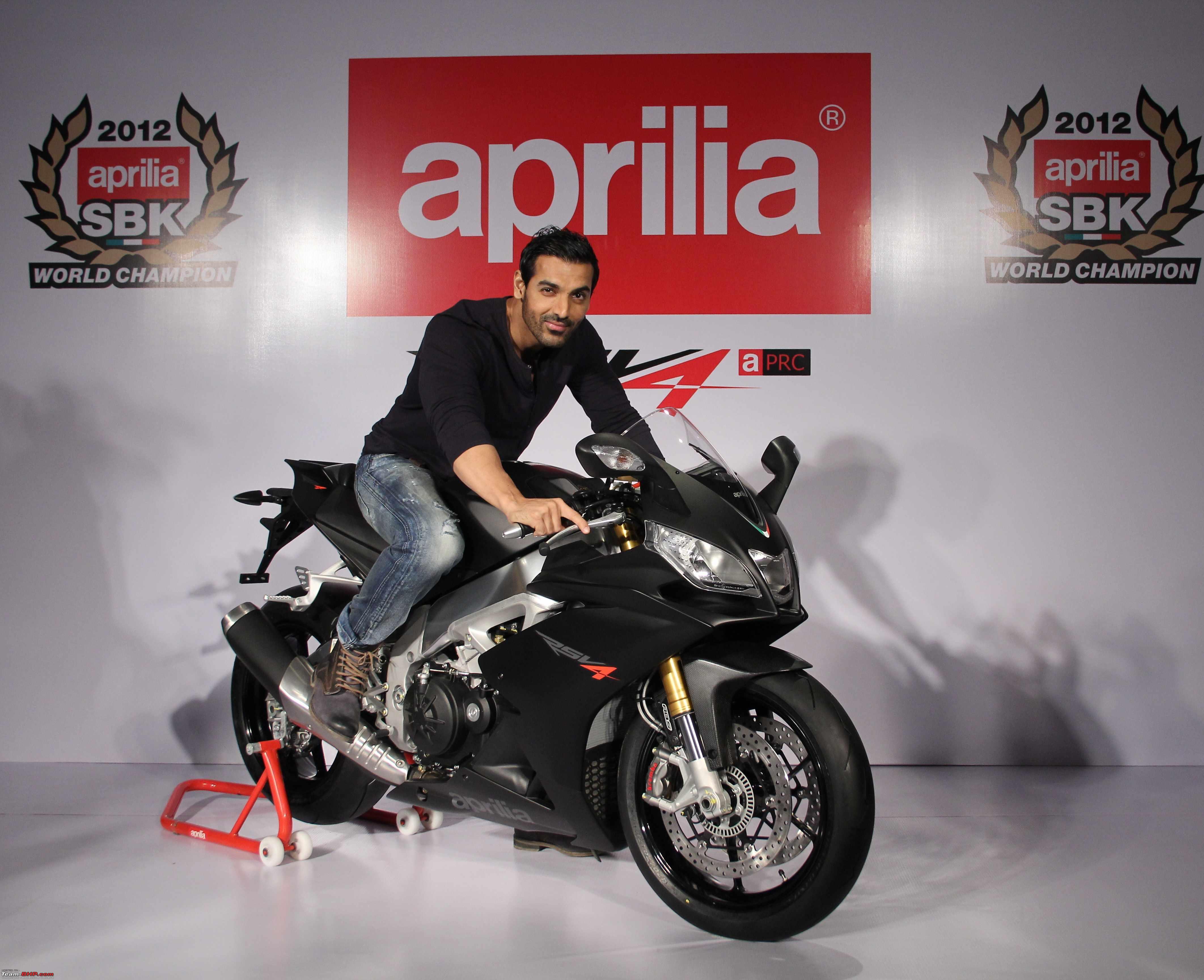 John Abraham With Bike Wallpaper Phone - Aprilia 125 Price In India - HD Wallpaper 