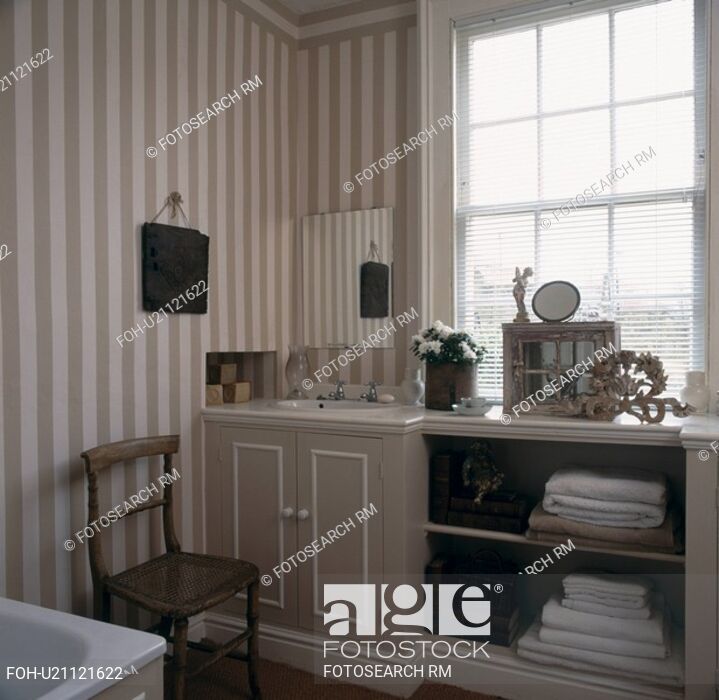 Grey And White Striped Wallpaper In Townhouse Bathroom - Stribet Tapet Tapet Badeværelse - HD Wallpaper 