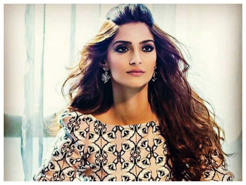 Sonam K Ahuja Opens Up About Her Film ‘ek Ladki Ko - Sonam Kapoor - HD Wallpaper 