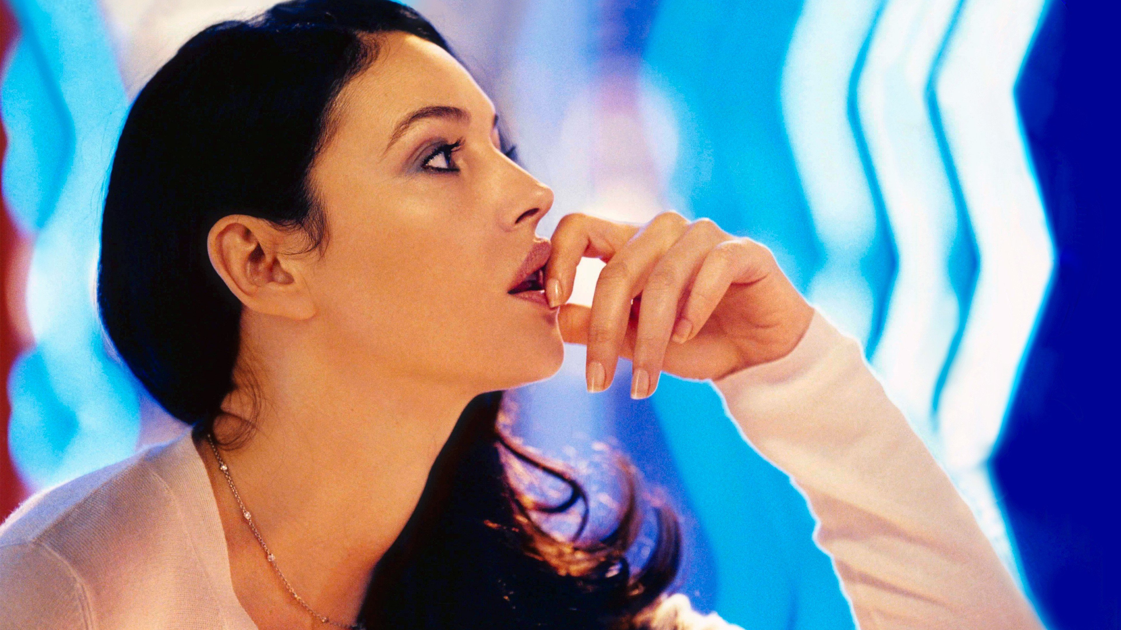 Monica Bellucci 👂 - HD Wallpaper 