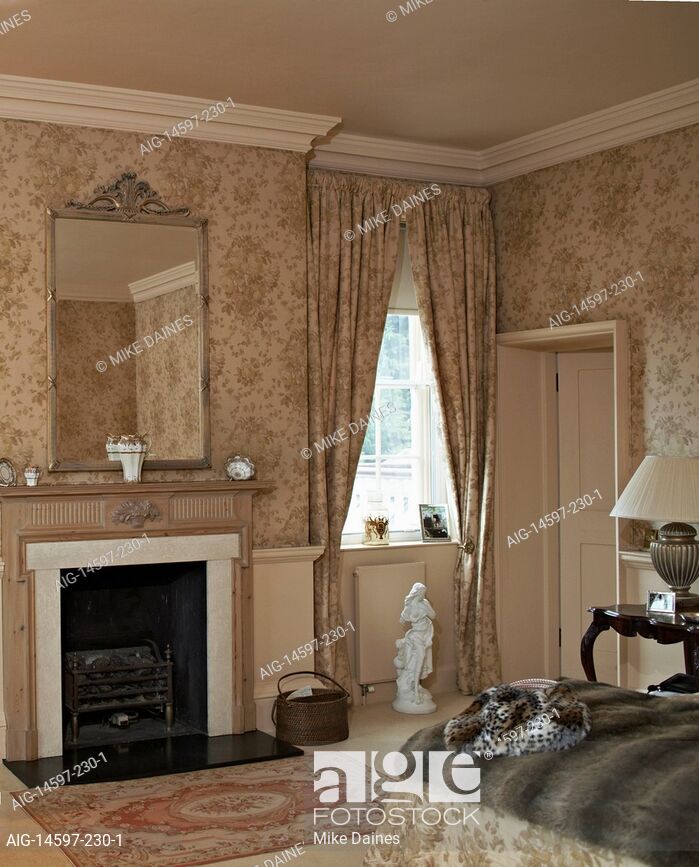 Patterned Wallpaper With Matching Curtains In Bedroom - Window Covering - HD Wallpaper 