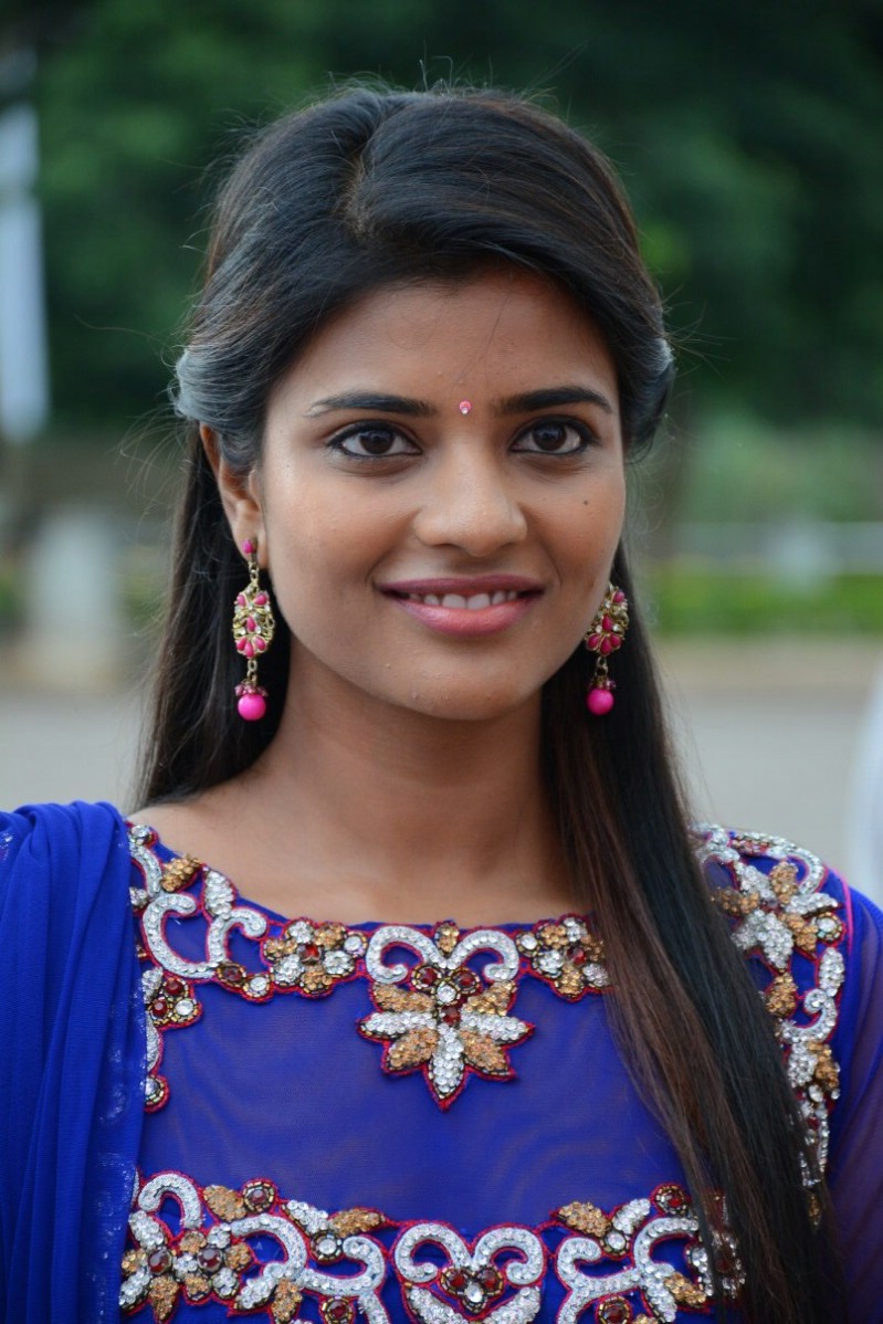 Tamil Wallpaper Download - Aishwarya Rajesh Photos Download - HD Wallpaper 