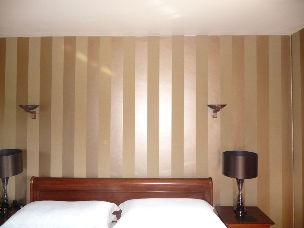 Gold Striped Wallpaper In Bedroom - HD Wallpaper 