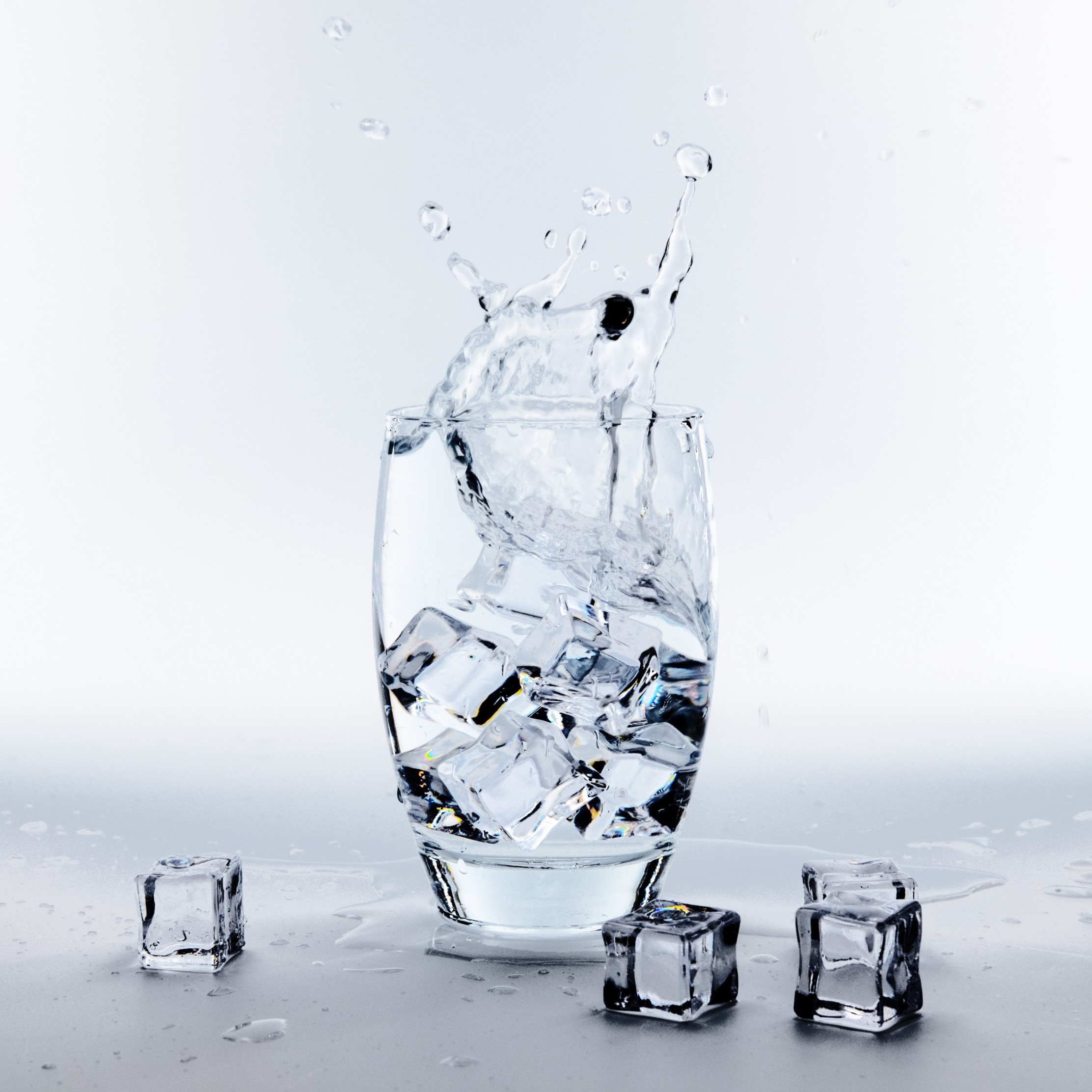 Water Glass With Ice Cubes Wallpaper - Full Ice Water Glass - HD Wallpaper 