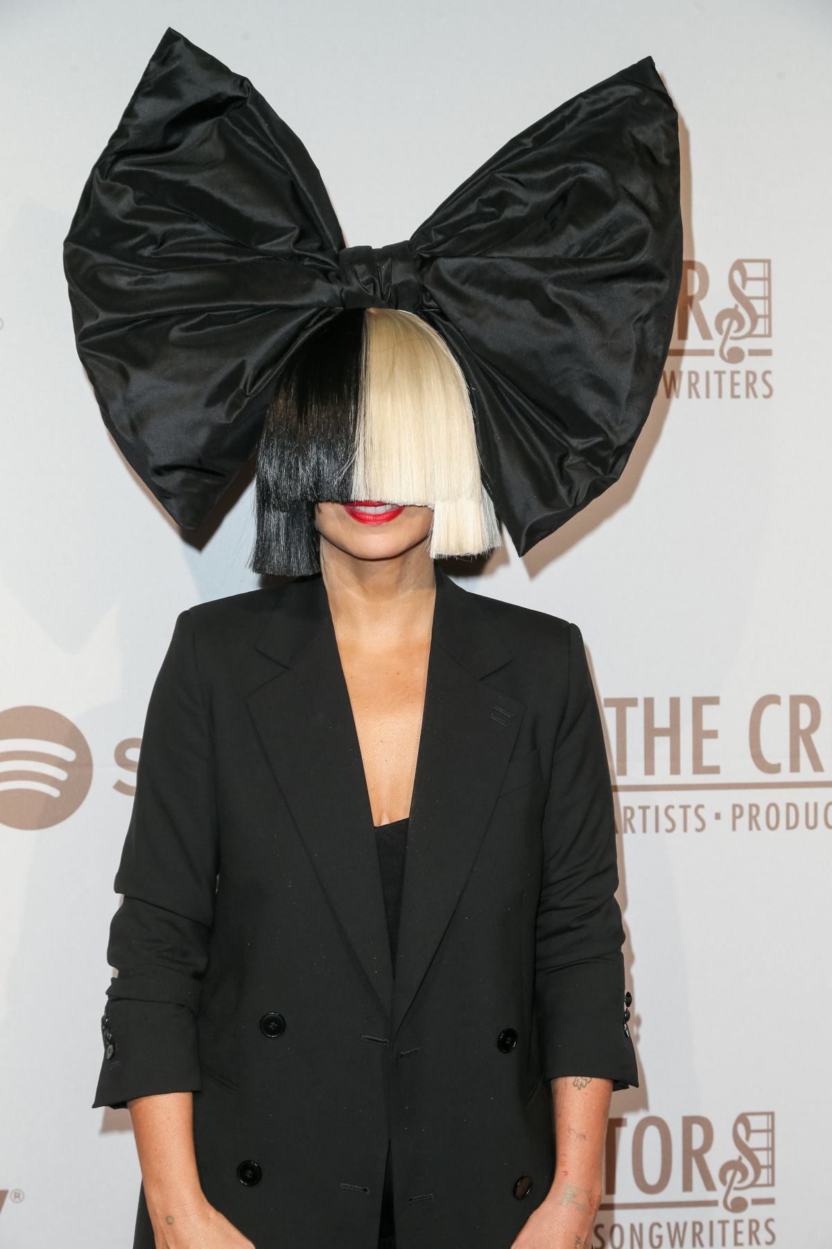 Sia With Big Bow - HD Wallpaper 