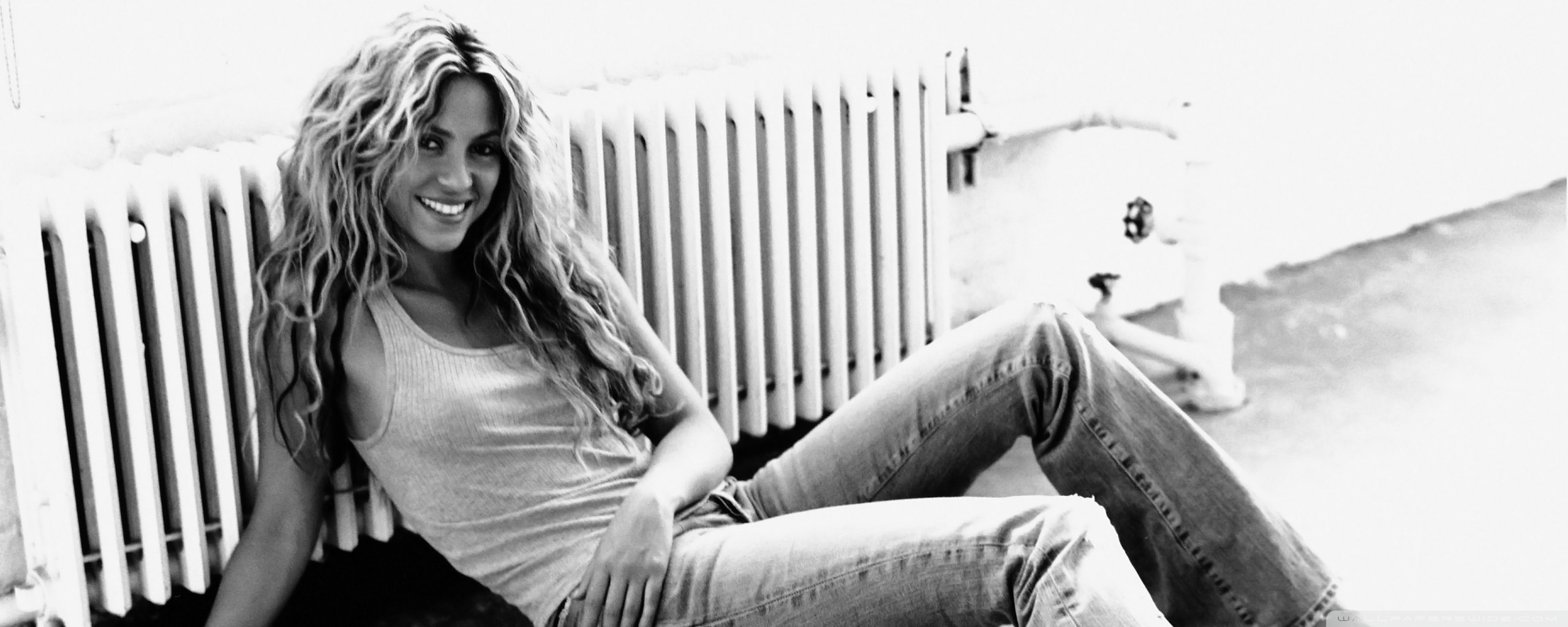 Shakira Photoshoot 2005 - HD Wallpaper 