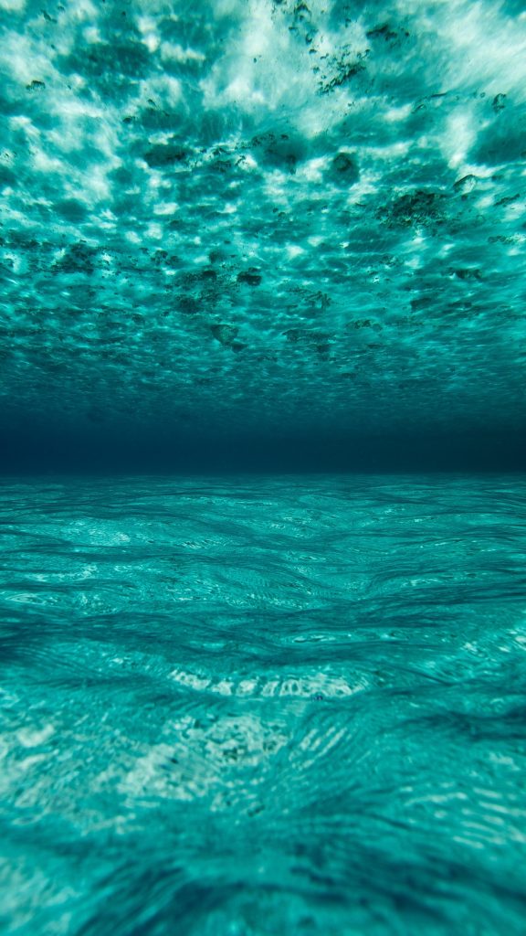 Iphone Wallpaper Underwater - HD Wallpaper 
