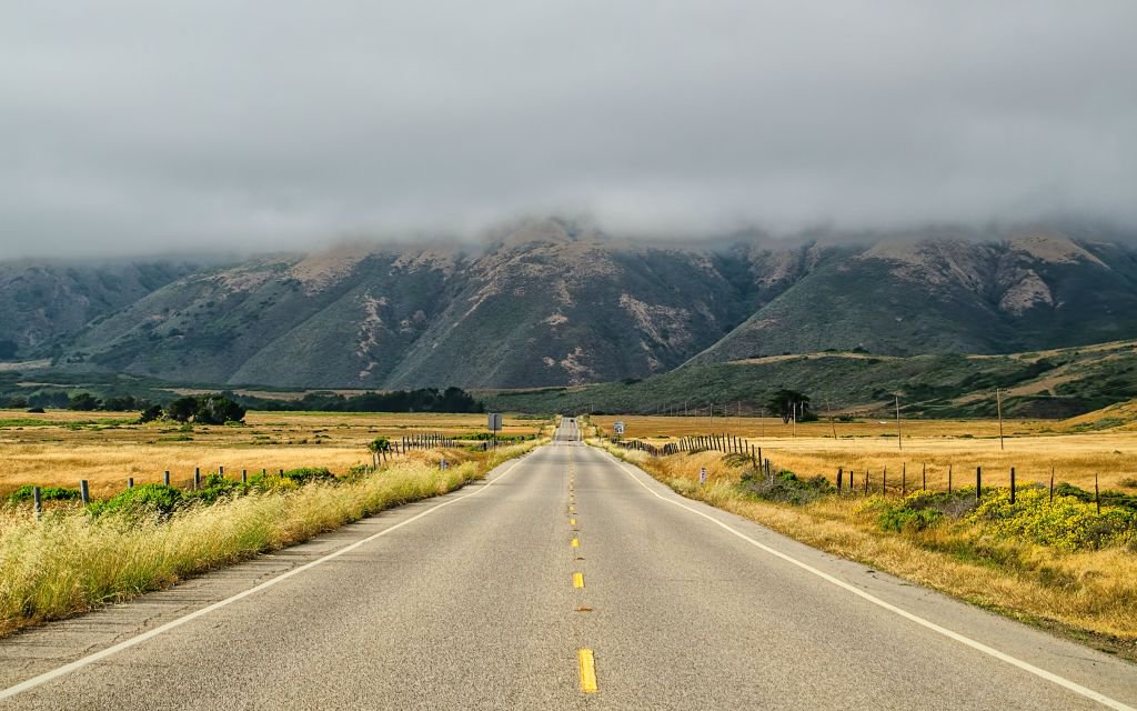 Road Leading Into Mountains - HD Wallpaper 