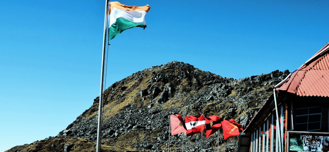 Beside Rocks Indian Flag Wallpaper For Desktop - Indian Flag On Mountain - HD Wallpaper 