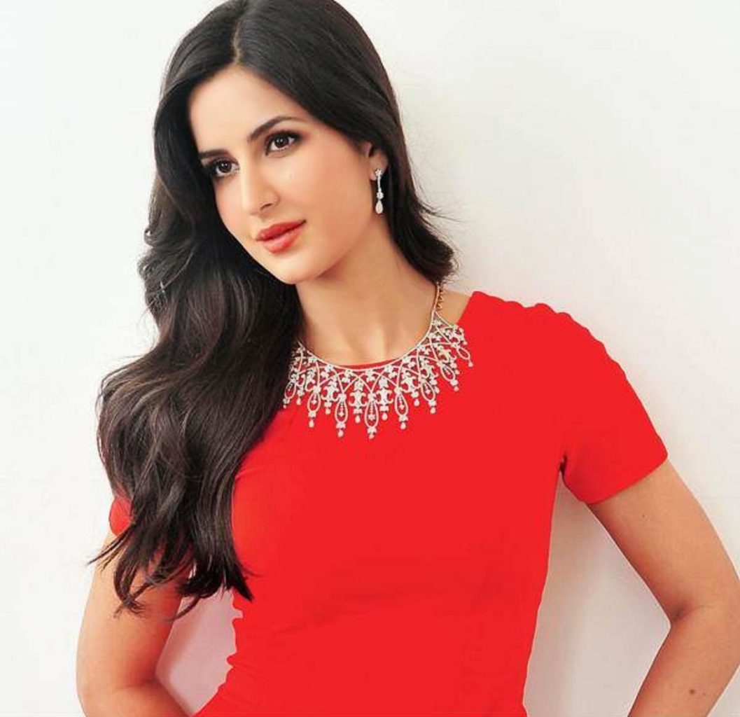 Gold Pendant Necklace - Katrina Kaif - HD Wallpaper 
