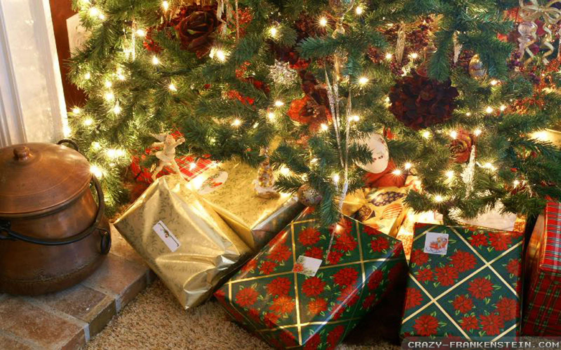 Christmas Tree Wallpaper Presents - HD Wallpaper 