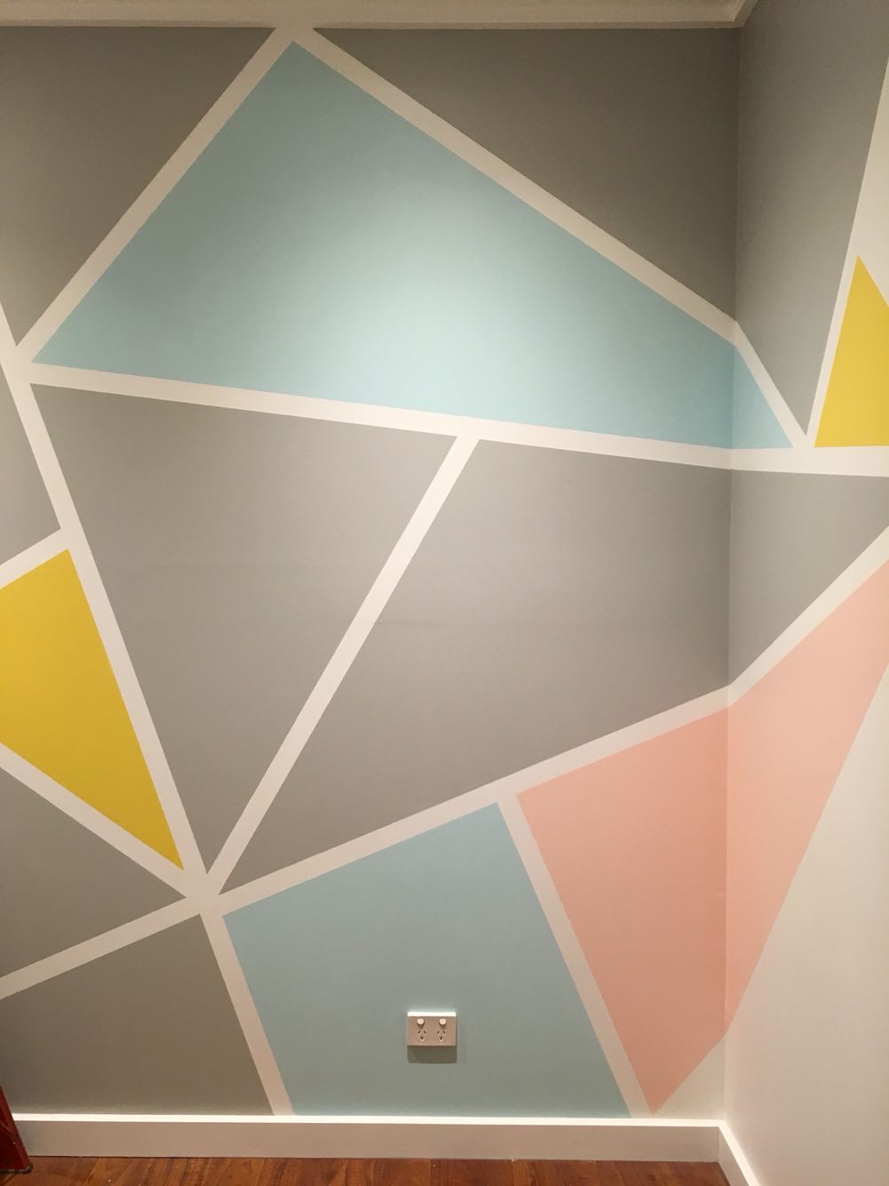 Geometric Triangle Wall Painting - HD Wallpaper 