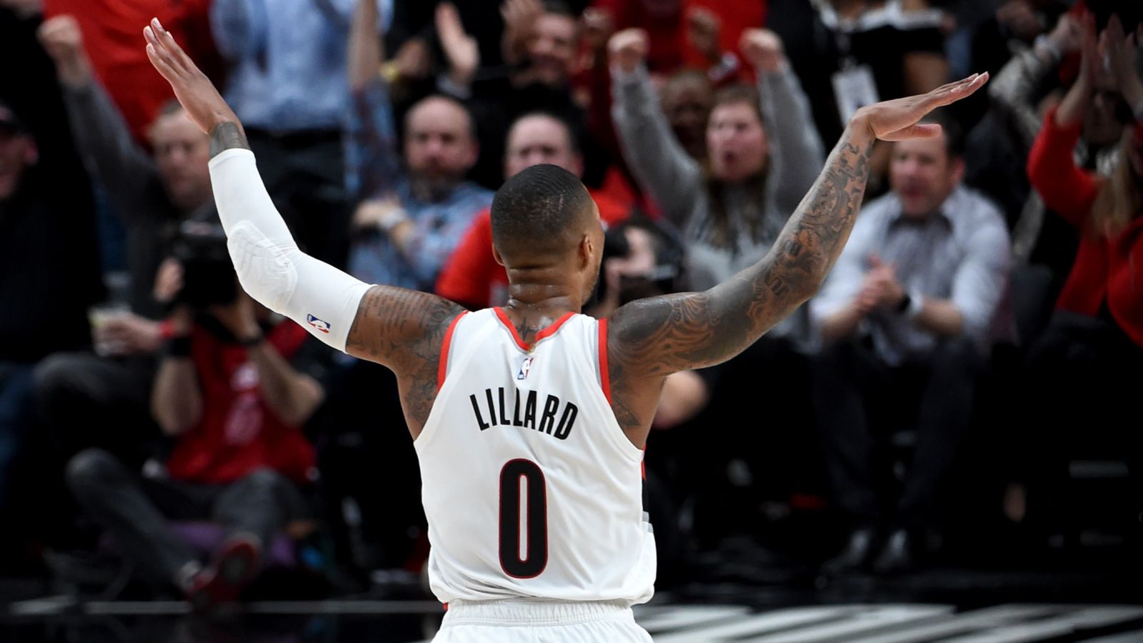 Damian Lillard - Damian Lillard Wave Goodbye - HD Wallpaper 