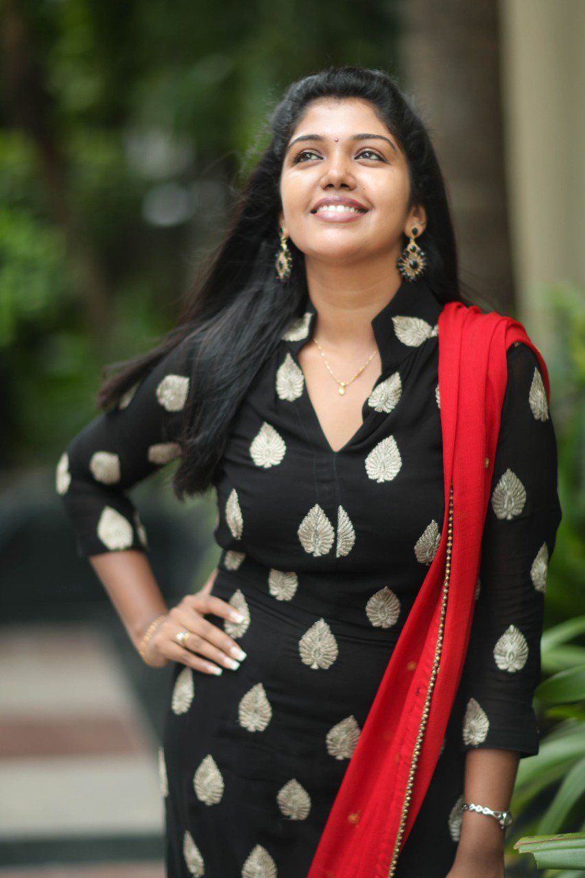 Actress Riythvika Latest - HD Wallpaper 