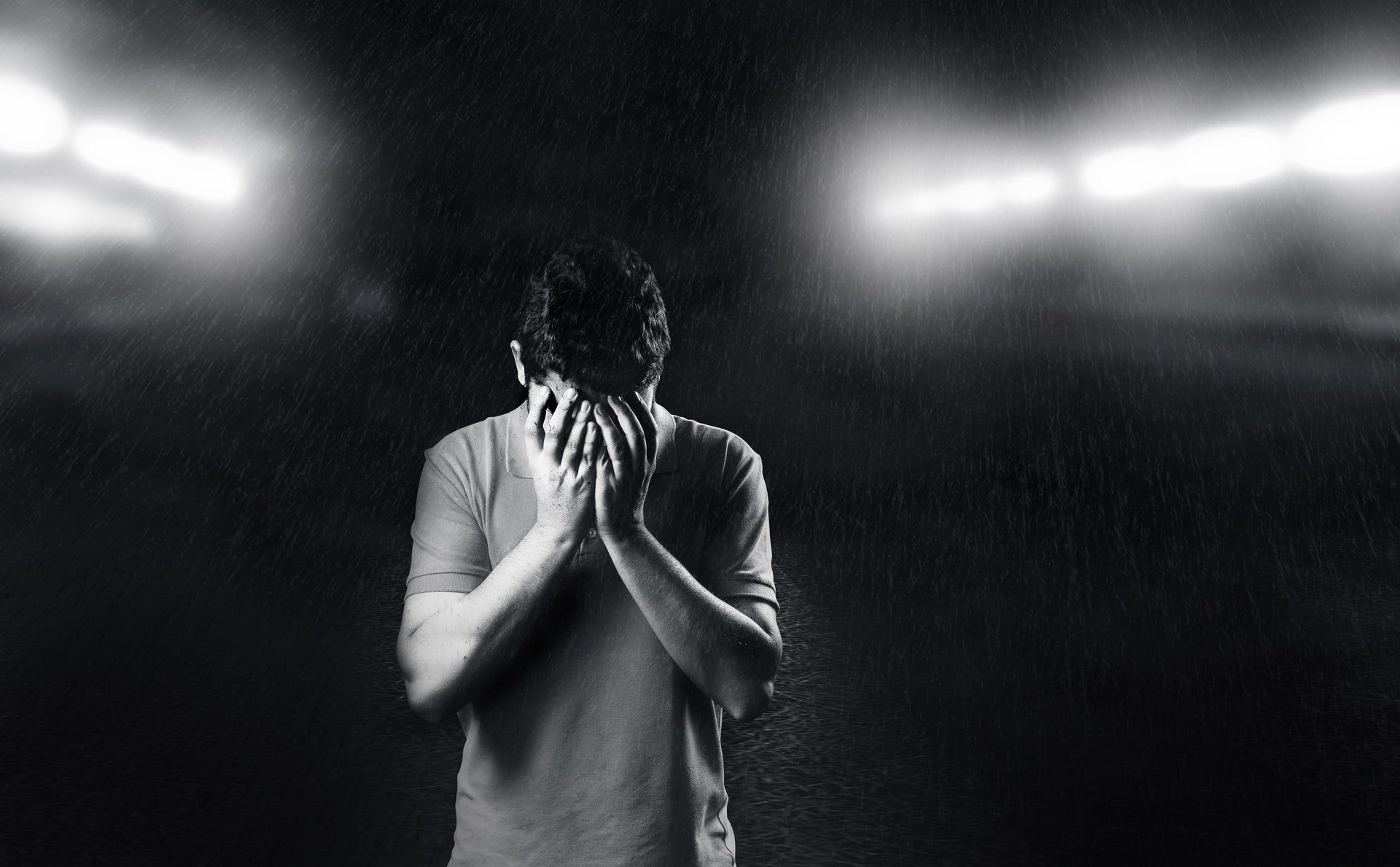 Really Sad Boy Crying In Raining Wallpaper - Men Crying Black And White - HD Wallpaper 