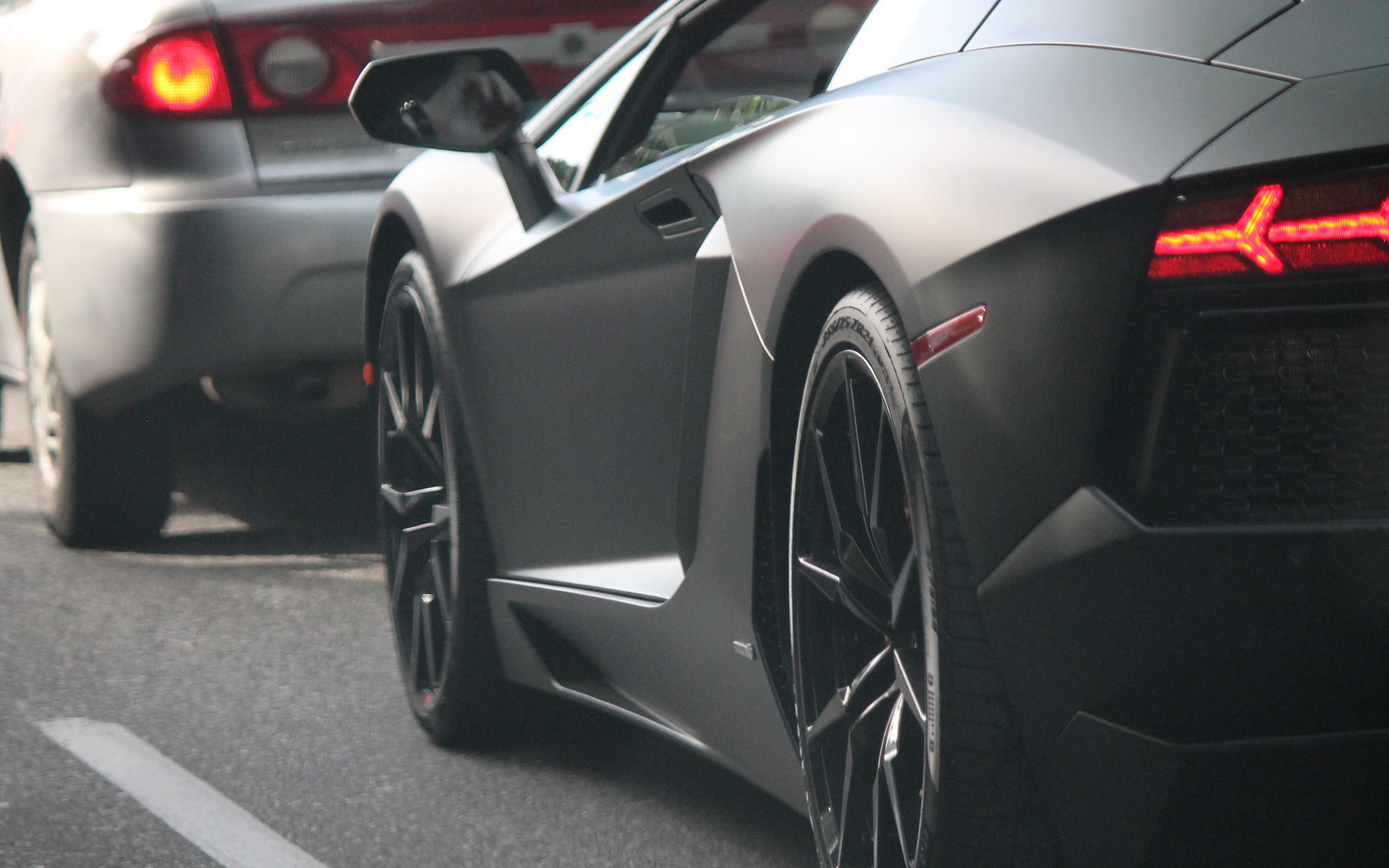 Wallpaper Lamborghini, Lights, Wheel, Supercar - Lamborghini Black On Road - HD Wallpaper 