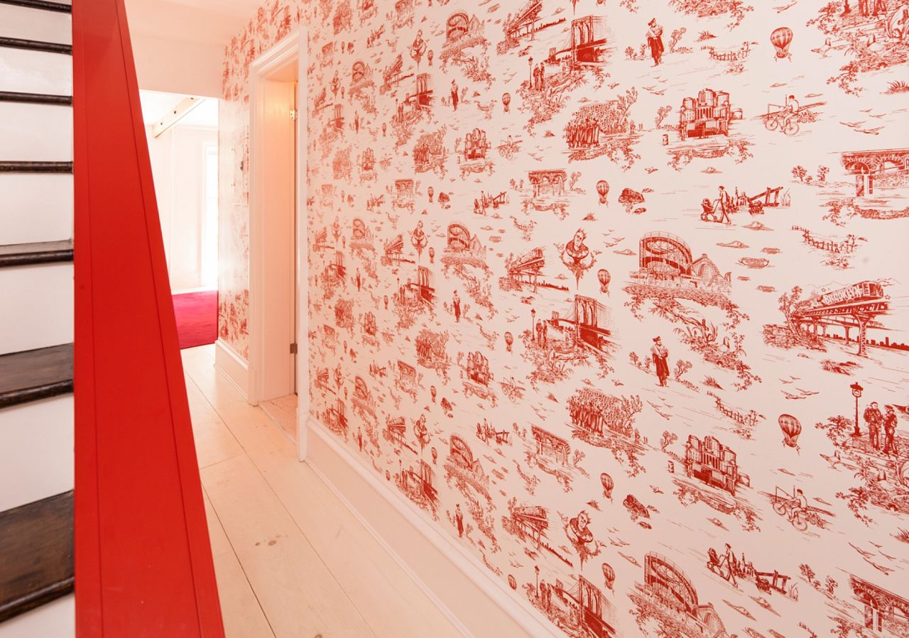 Brooklyn Toile Livens Up Mike D S Hallway - Mike D Brooklyn Toile - HD Wallpaper 