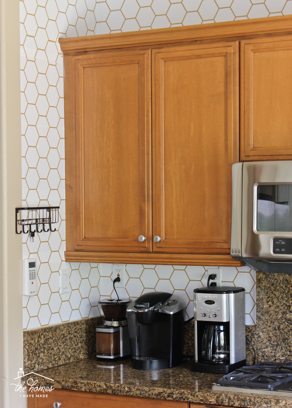 Adding Pattern To Your Kitchen Backsplash Doesn T Have - Stop The Tile With Kitchen Backsplash - HD Wallpaper 