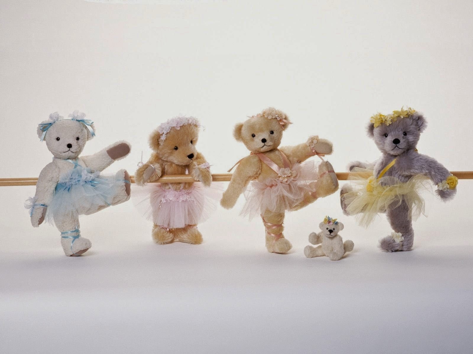 Cute Teddy Bear Wallpapers For Little Kids And Children - Hug From A Friend - HD Wallpaper 