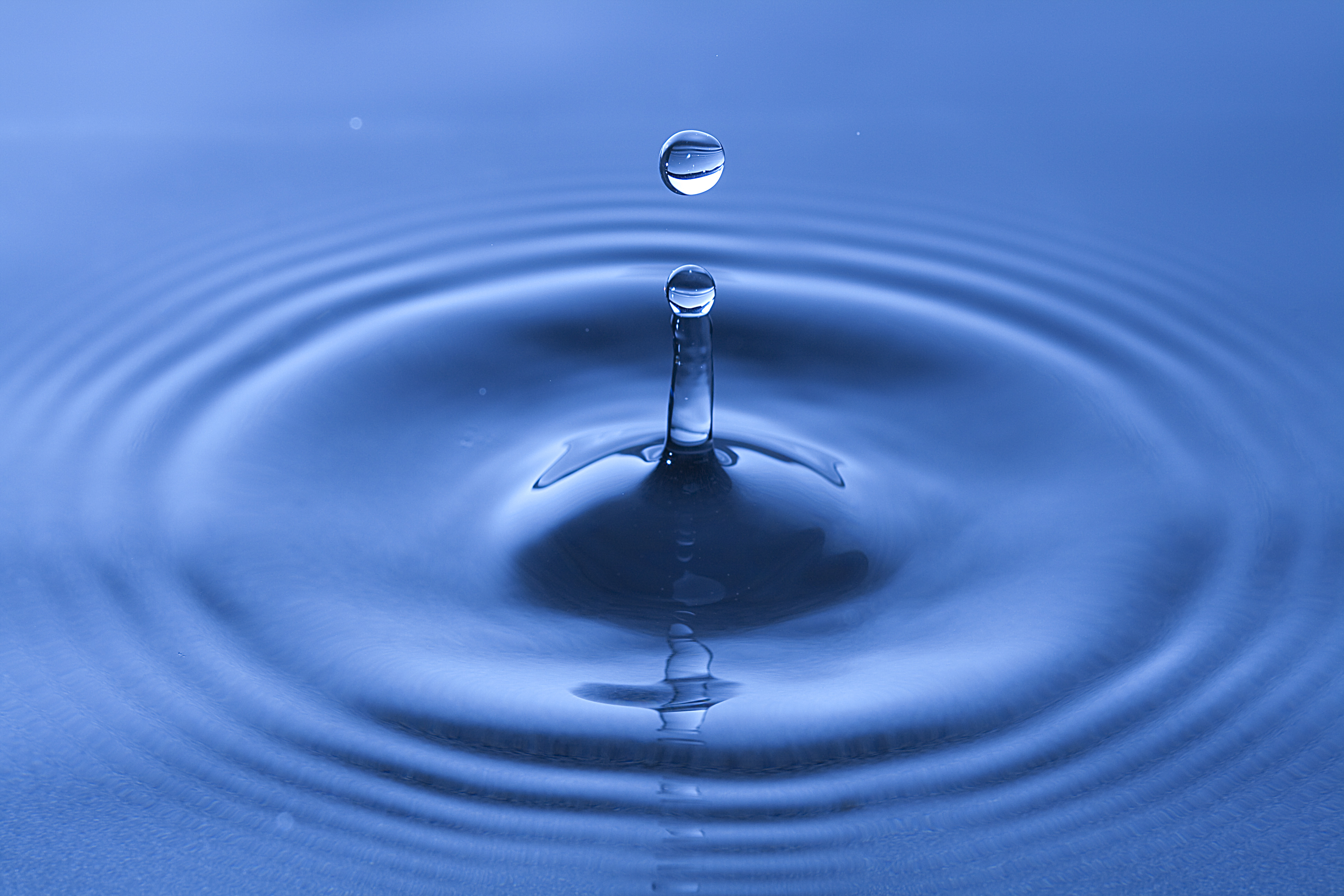 Water Drop Impact On A Water-surface - Drop Of Water Splash - HD Wallpaper 