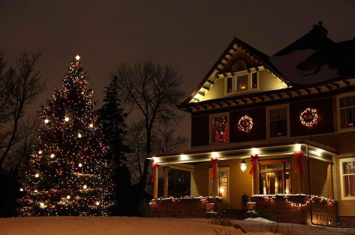 Live Christmas Country Wallpapers - Outdoor Christmas Tree Decorated - HD Wallpaper 