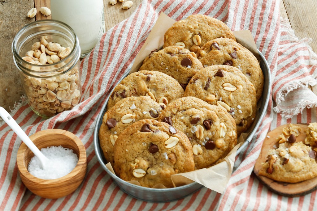 Pan Banging Mini Chocolate Te Chip Cookies - HD Wallpaper 