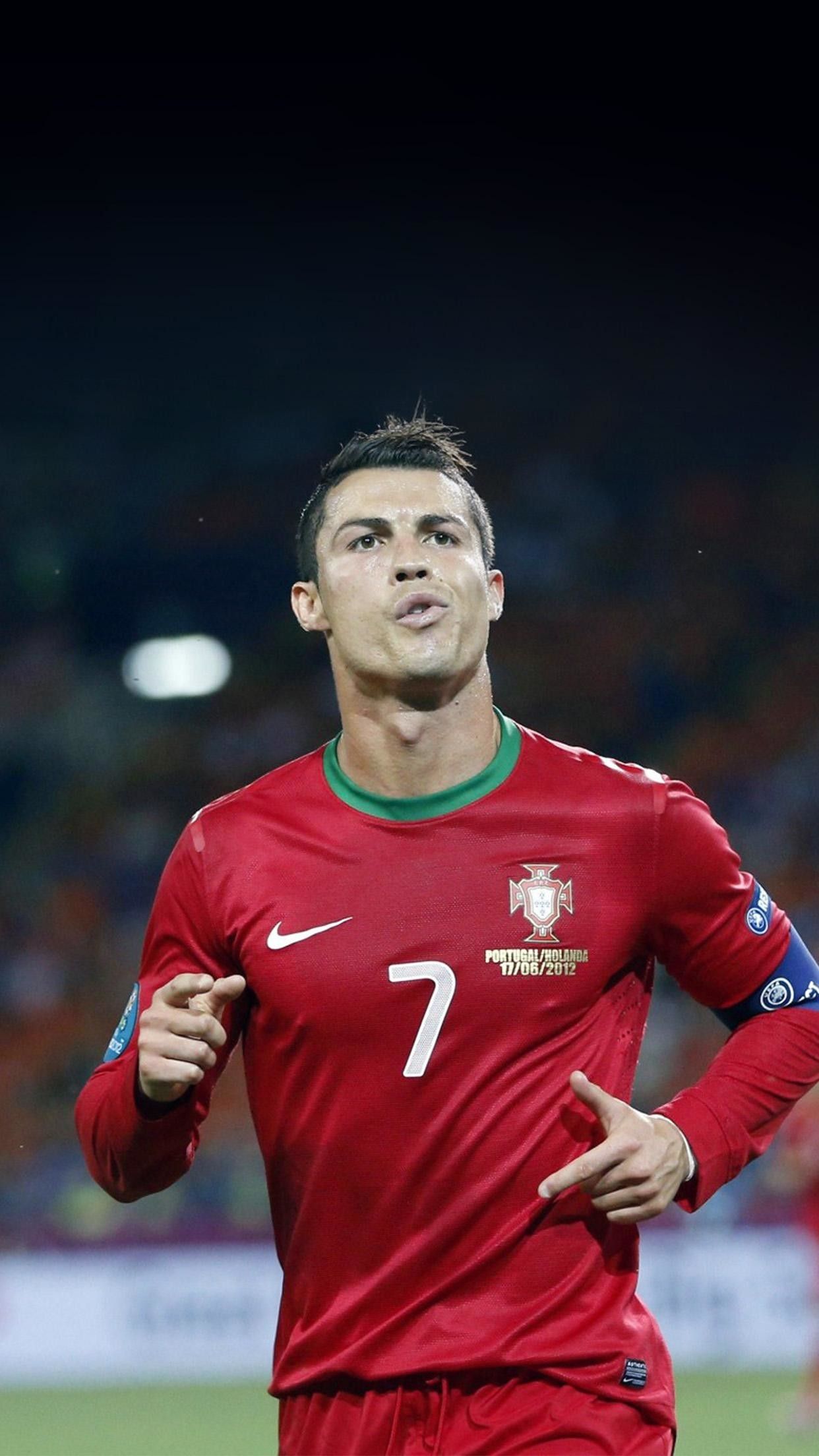 Soccer Players Iphone Wallpaper - Cristiano Ronaldo Wallpaper Iphone Portugal - HD Wallpaper 