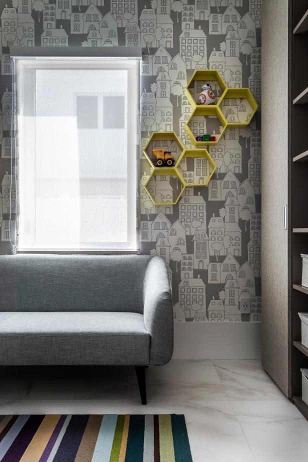 Honeycomb Display Shelves And Patterned Wallpaper In - Interior Design - HD Wallpaper 