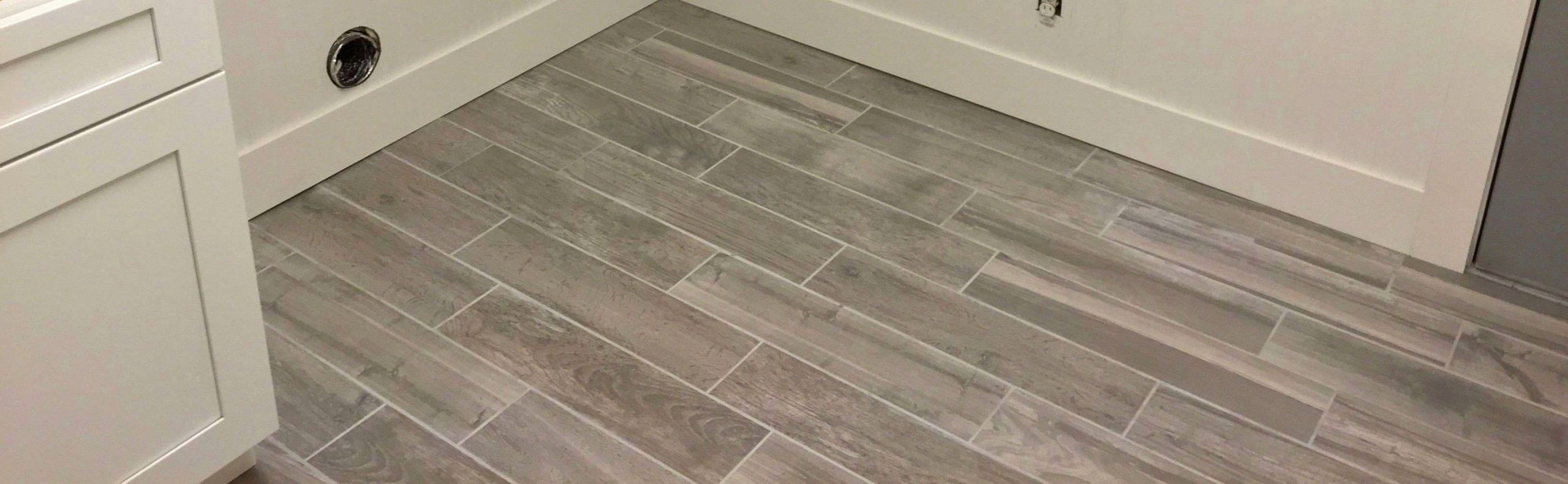 Wood Look Tile Flooring Ideas For Small Bathroom - HD Wallpaper 