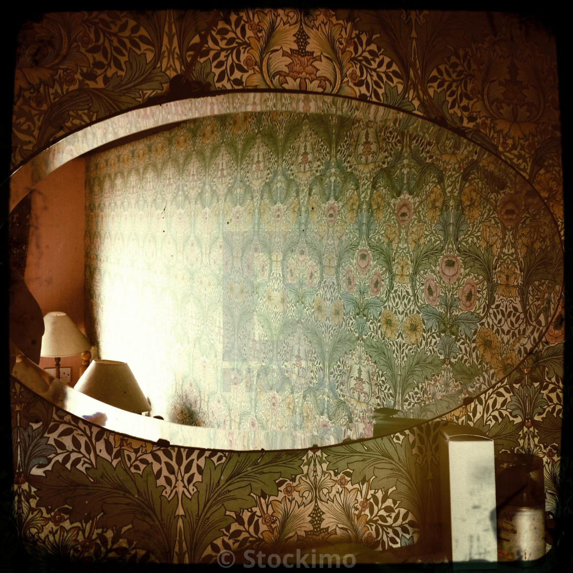 A Mirror On William Morris Wallpaper - William Morris Wallpaper Interior - HD Wallpaper 