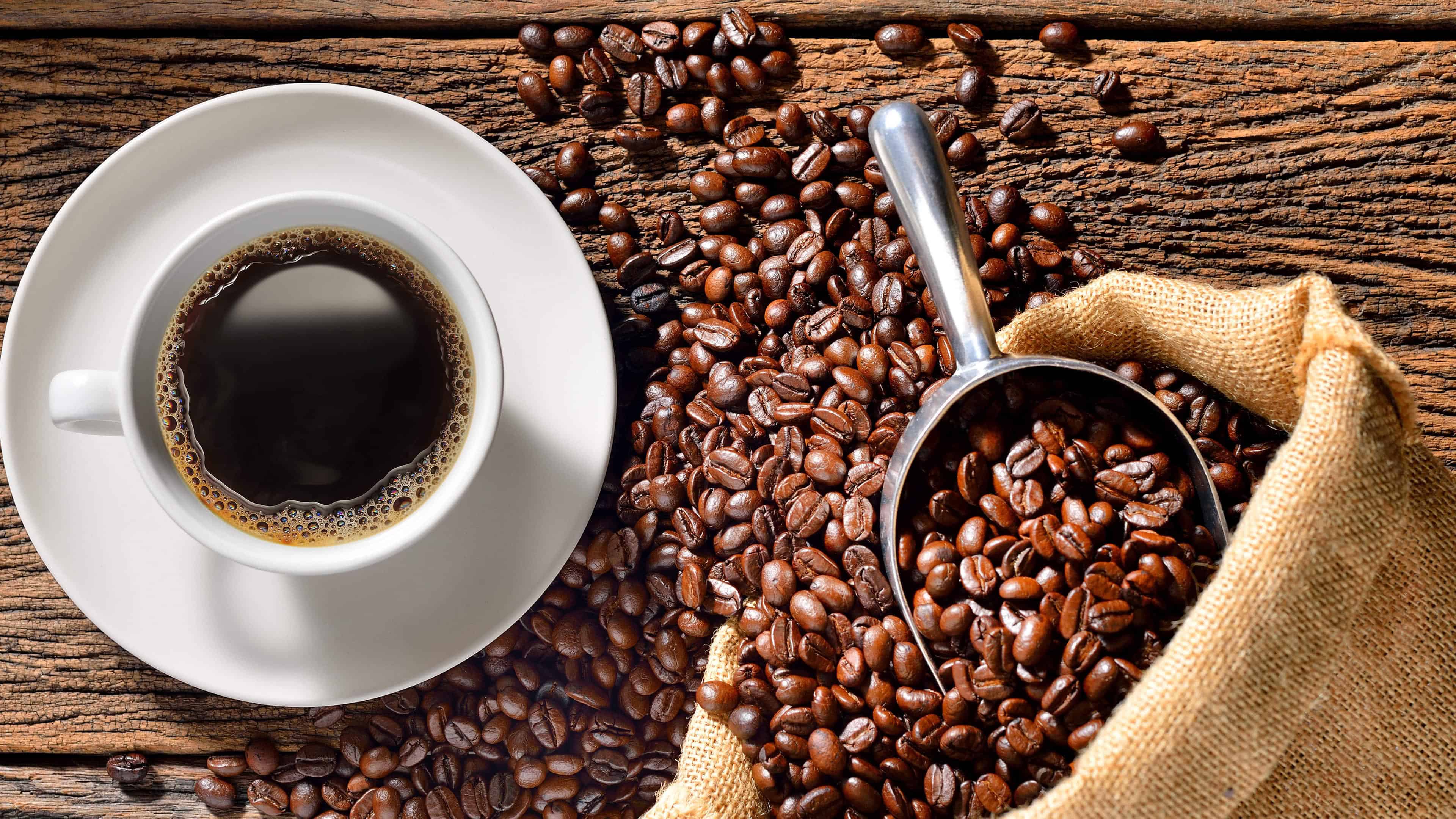 Cup Of Coffee And Roasted Beans On Wood Table Uhd 4k - Coffee Wallpaper 4k - HD Wallpaper 