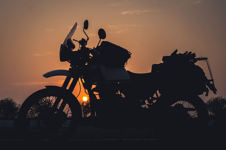 Royal Enfield Himalayan, Motorcycle, Sunrise, Road - Himalayan Hd Wallpaper Download - HD Wallpaper 