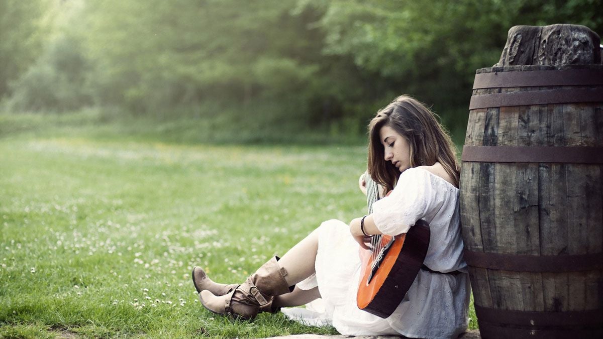 Girl With Guitar In The Field Full Hd Image - Beautiful Girl With Guitar - HD Wallpaper 