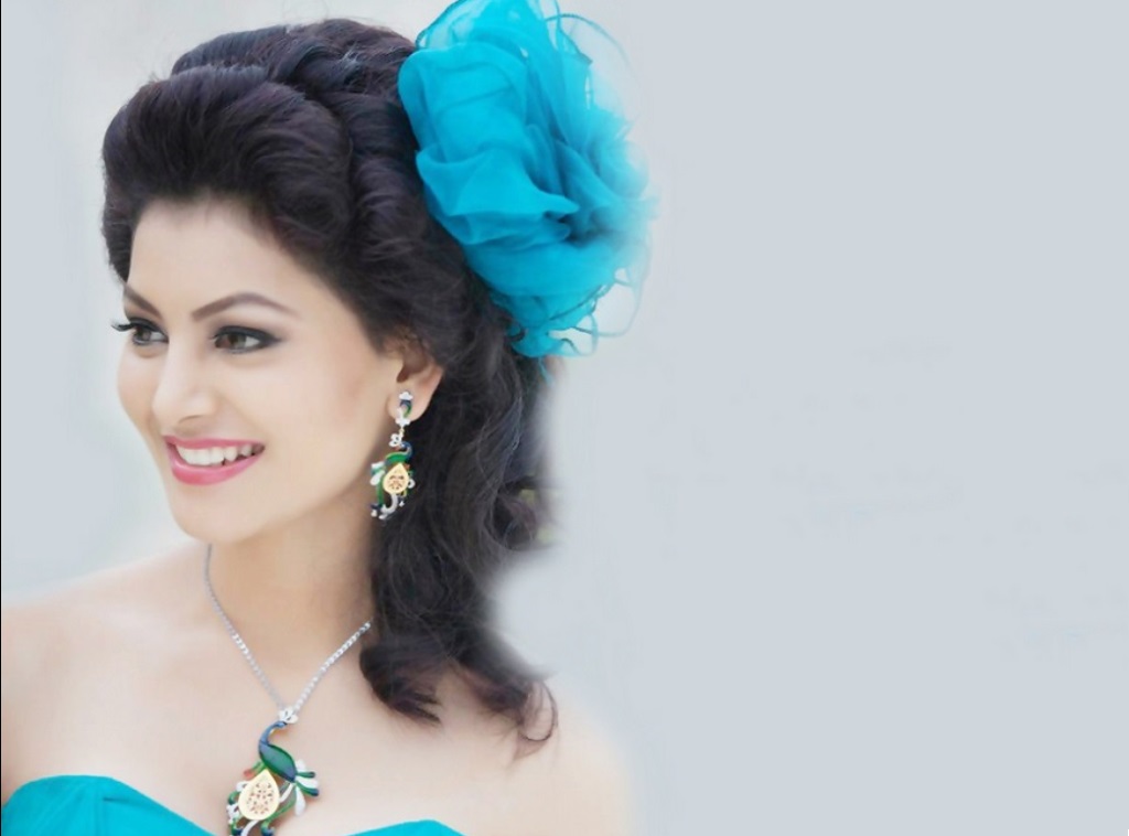Urvashi Rautela Age - HD Wallpaper 