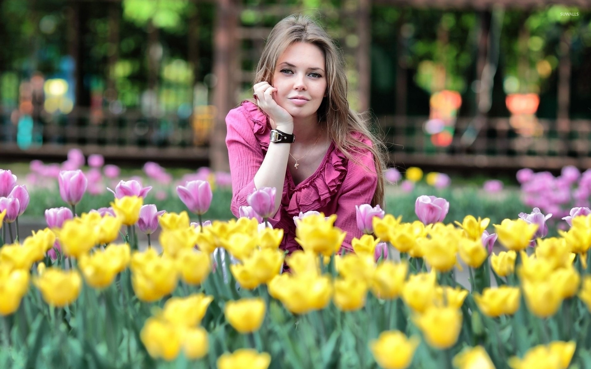 Girl In Tulip Field - HD Wallpaper 