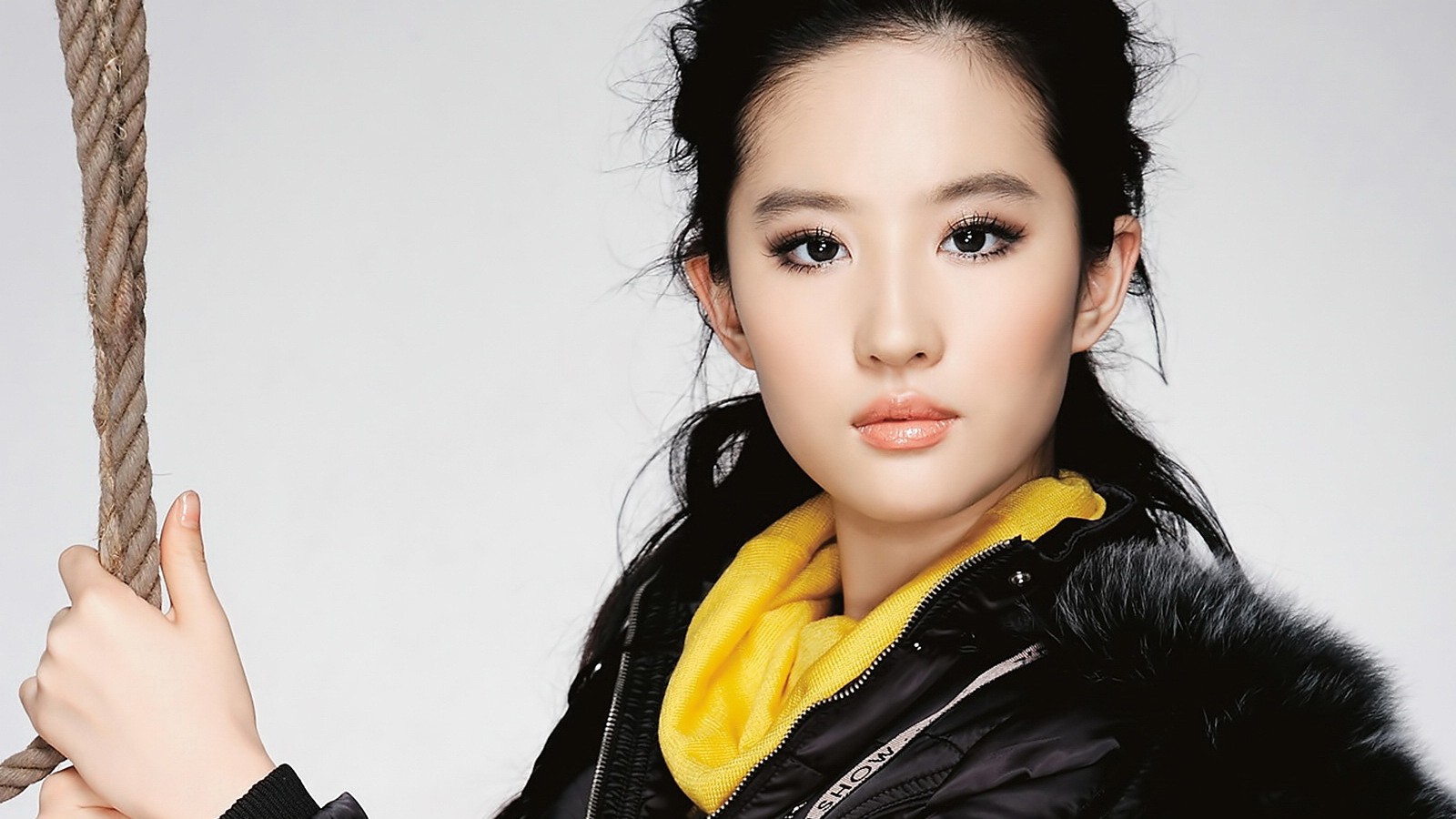 With Or Without Cosmetics, She Is Both Good-looking, - Liu Yi Fei - HD Wallpaper 