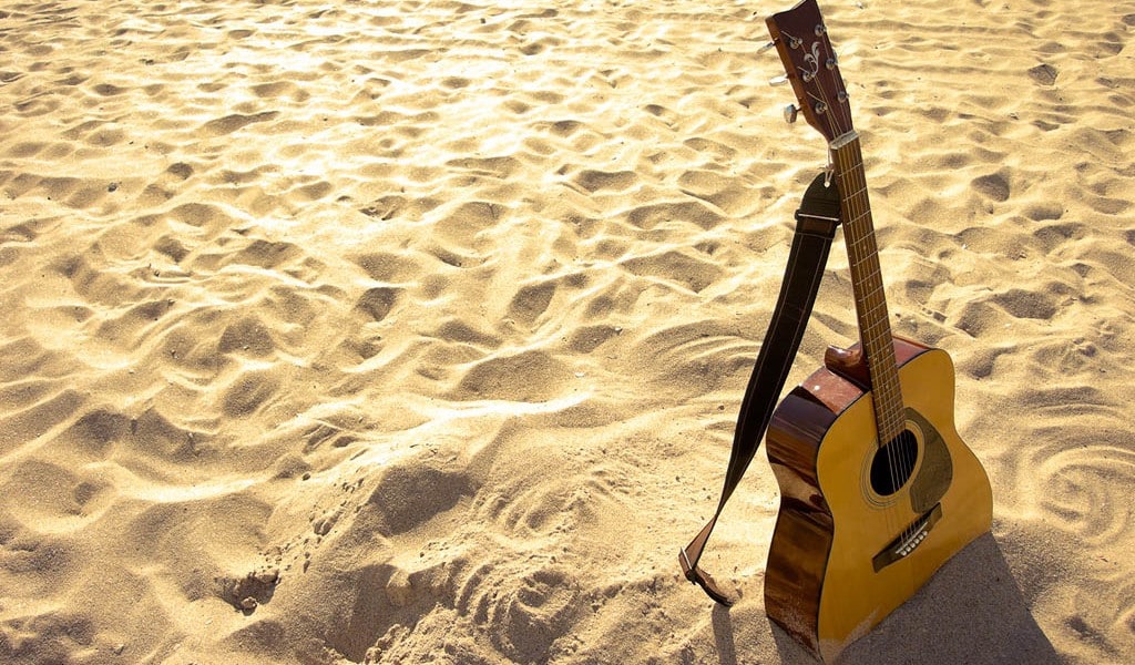 Guitarra En La Playa - HD Wallpaper 