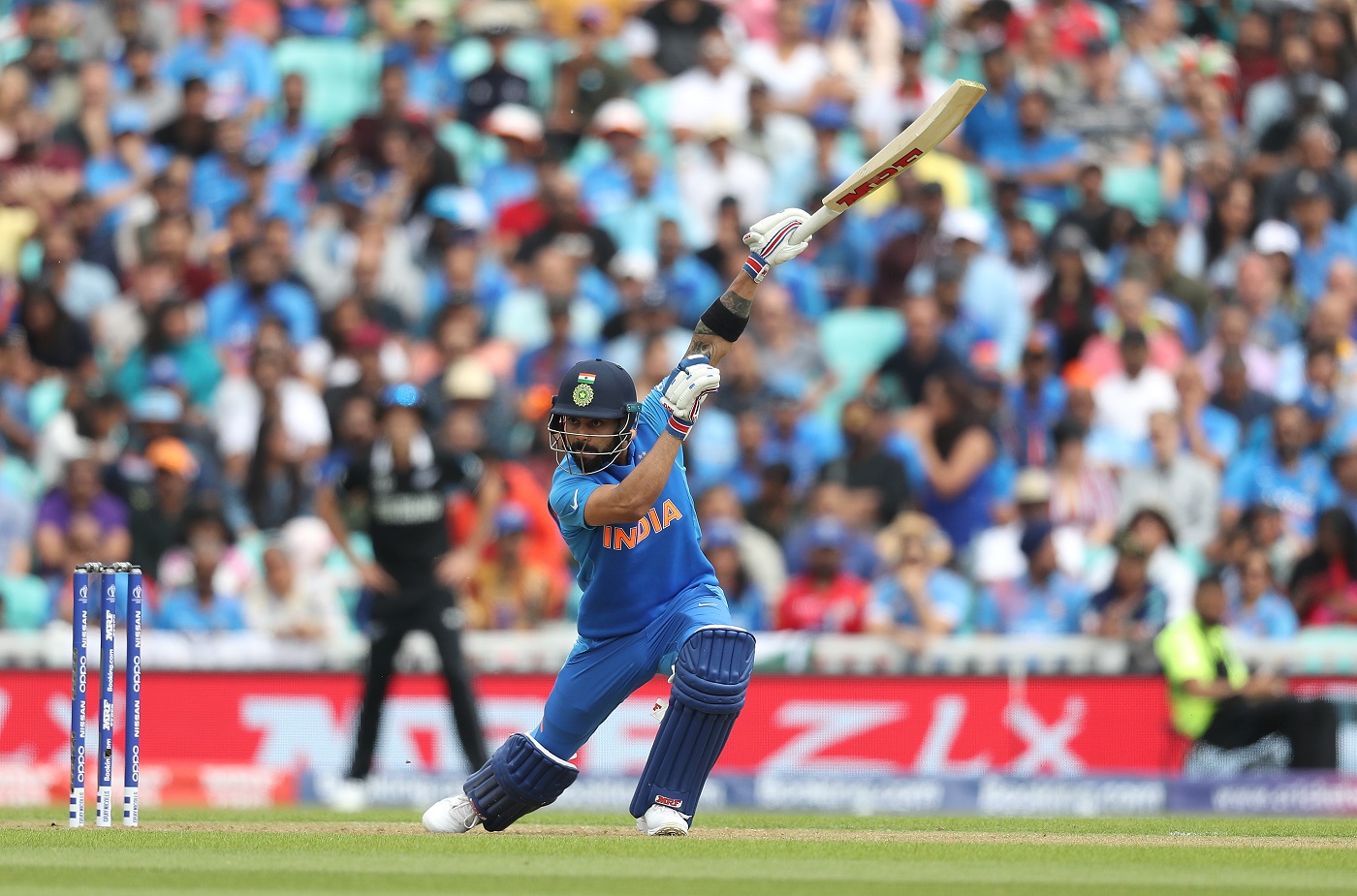 Virat Kohli Plays All Sorts Of Cover Drives Including - Virat Kohli Cover Drive Hd - HD Wallpaper 