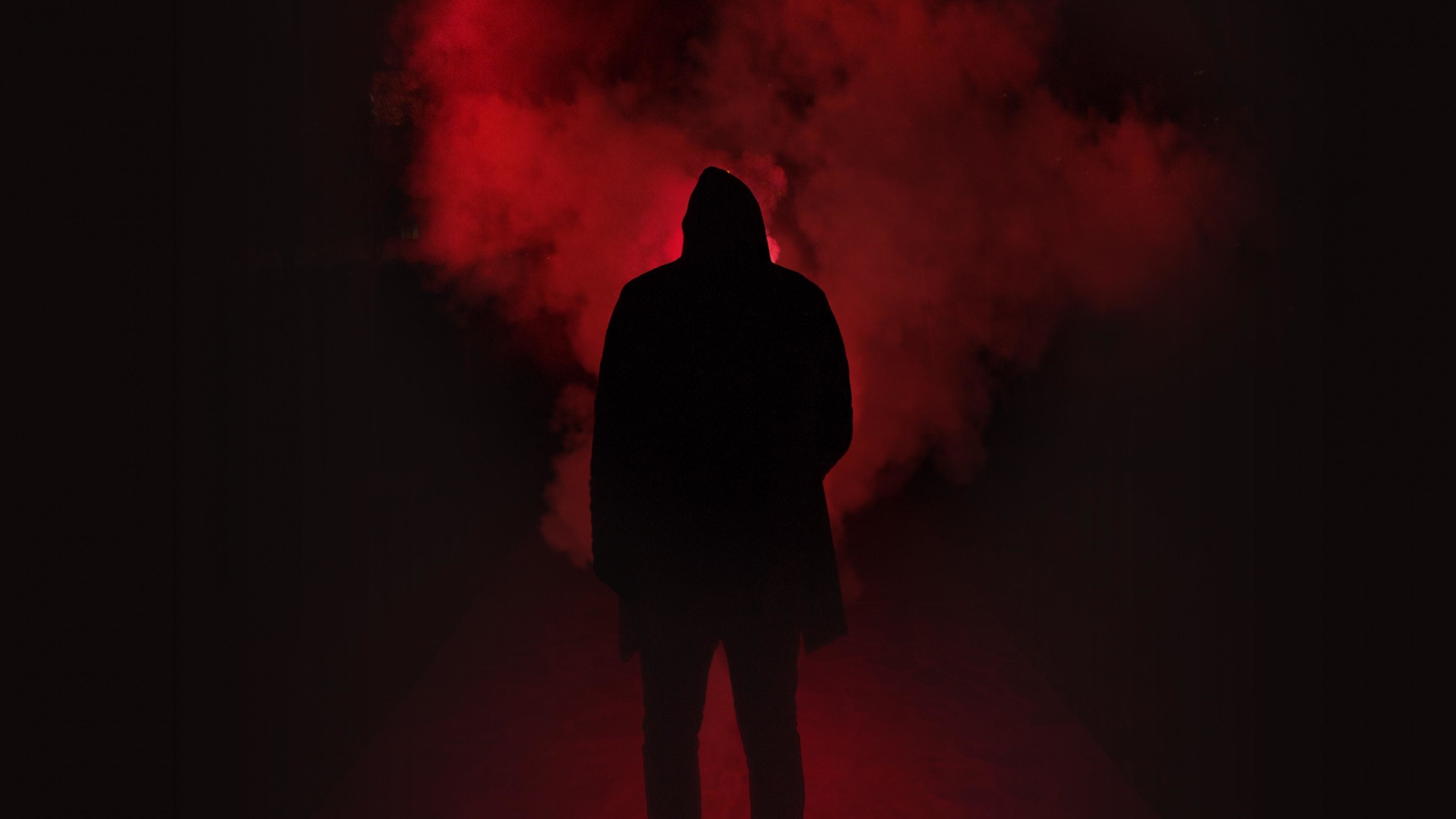 3840x2160, Man Silhouette In The Dark Wallpaper - Red Smoke Man Hd - HD Wallpaper 