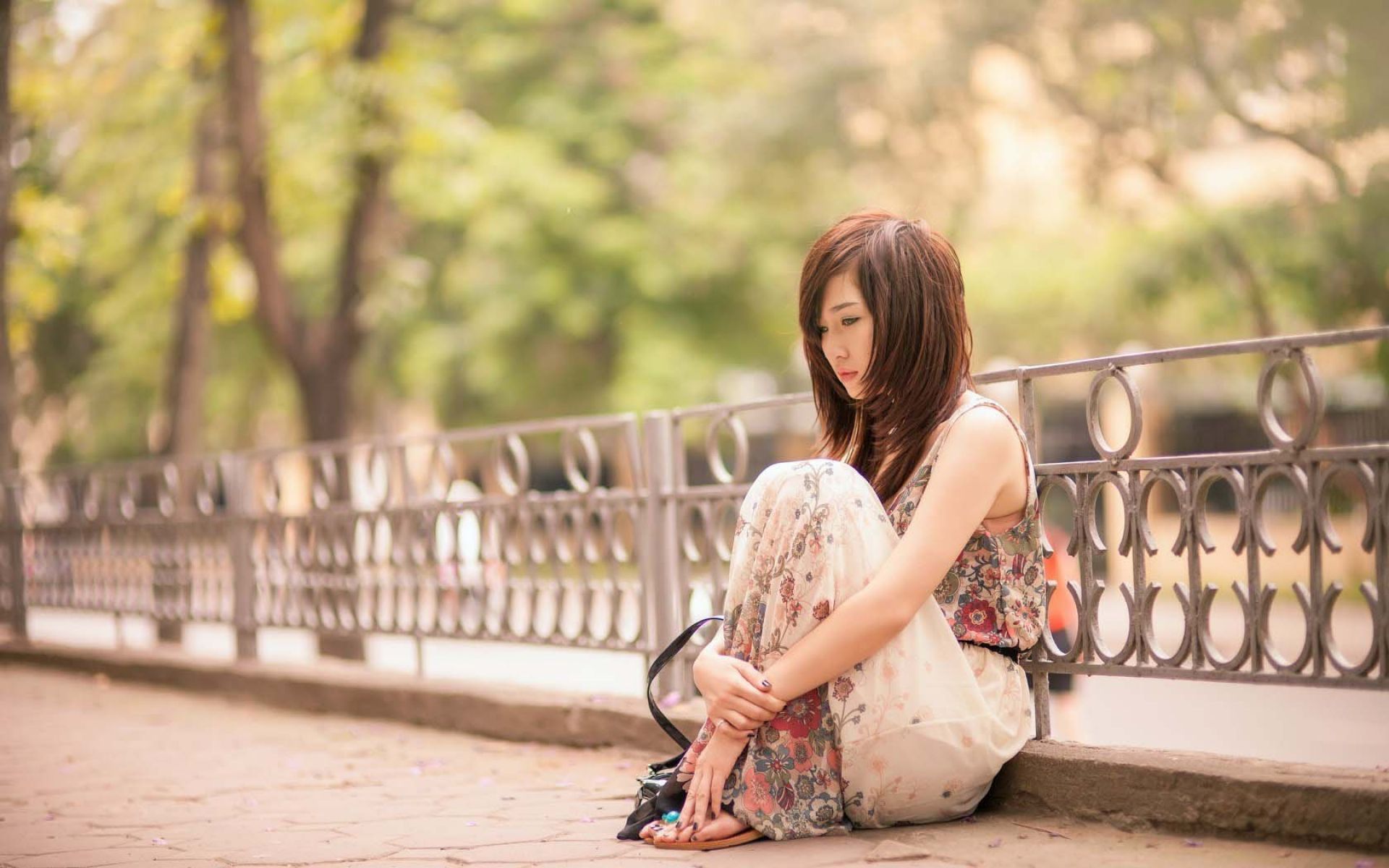 Sad Girl On The Street Hd Wallpaper - Sad Girl Image Sitting Alone - HD Wallpaper 