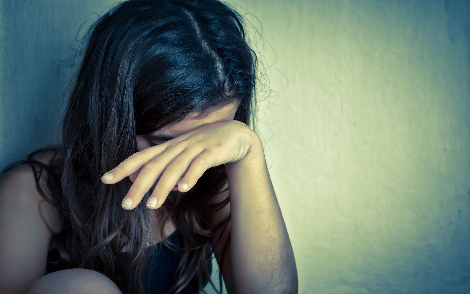 Girl Crying Covering Her Face - 1920x1200 Wallpaper Girl Crying Covering Her Face - 1920x1200 Wallpaper