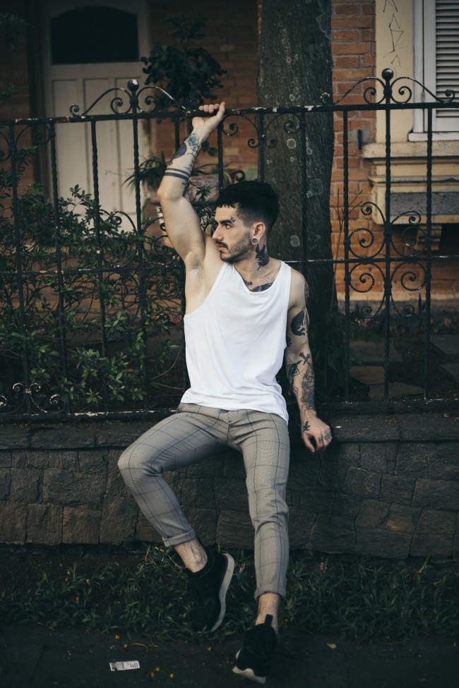 Man, Tattoo, Fence, Beard, Fashion - Tattoo Man Wallpaper Hd - HD Wallpaper 