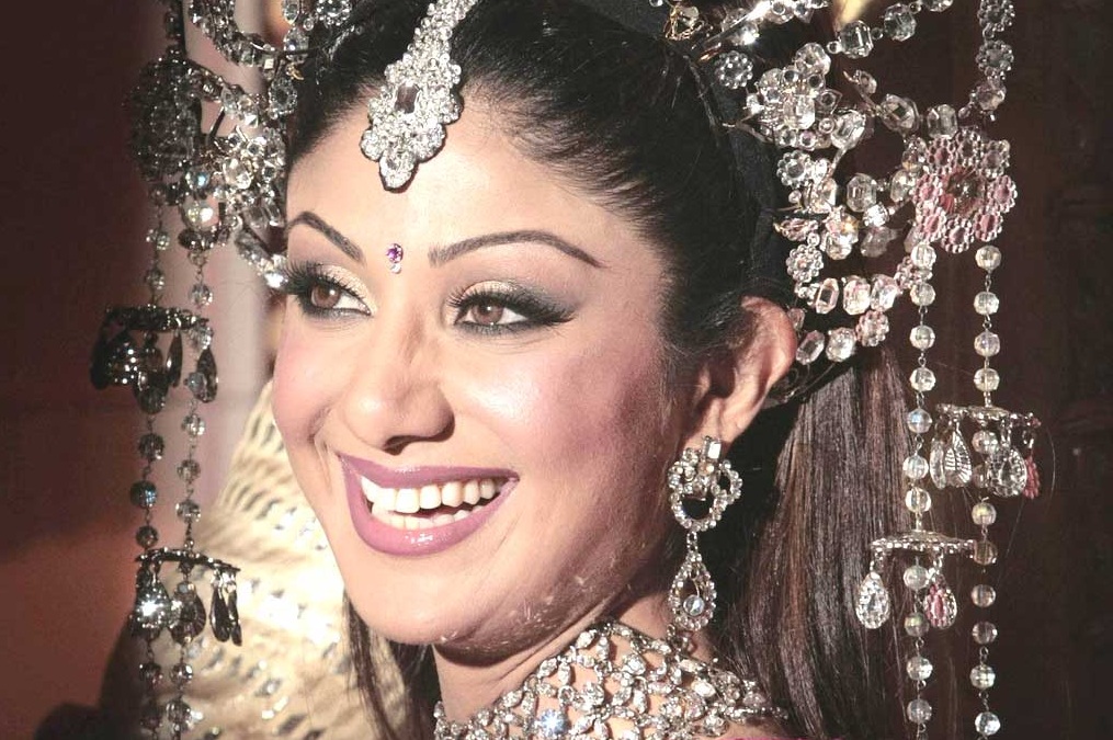 Dulhan Wallpaper - Shilpa Shetty Looks Make Up - HD Wallpaper 