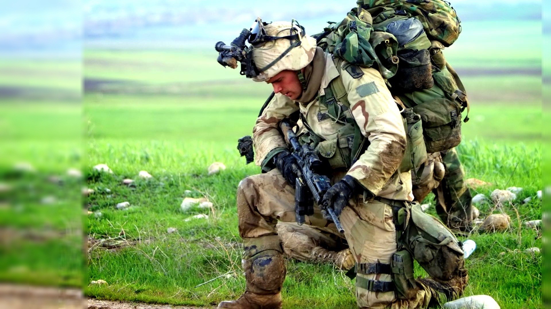 Army Looking Down Pics - HD Wallpaper 